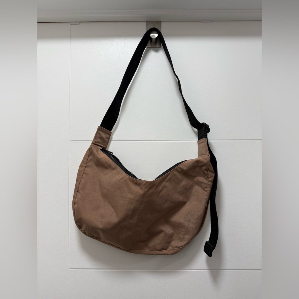 BAGGU Cocoa Medium Crescent - Picture 2 of 4
